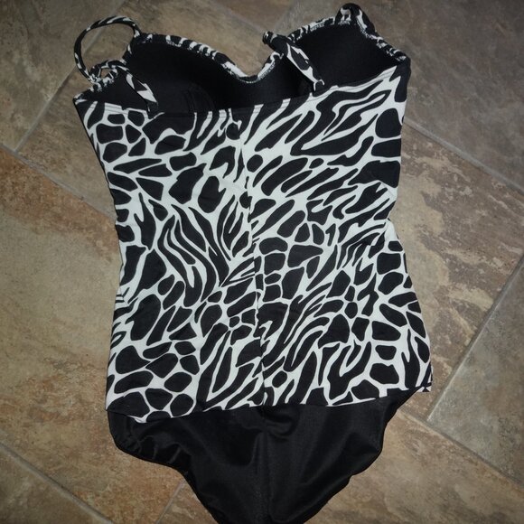 Miraclesuit Bathing Suit Black White Rushing Slimming Tummy Control one piece 14 - Picture 3 of 12